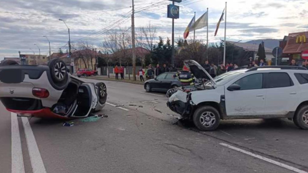 Accident in Piatra Neamt Autospeciala Politie ciocnita cu autoturism