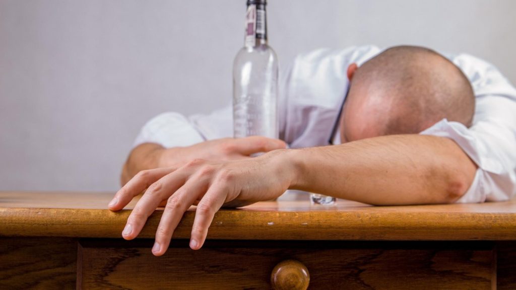 Barbat din Iasi spitalizat cu alcoolemie record dublu nivelului letal