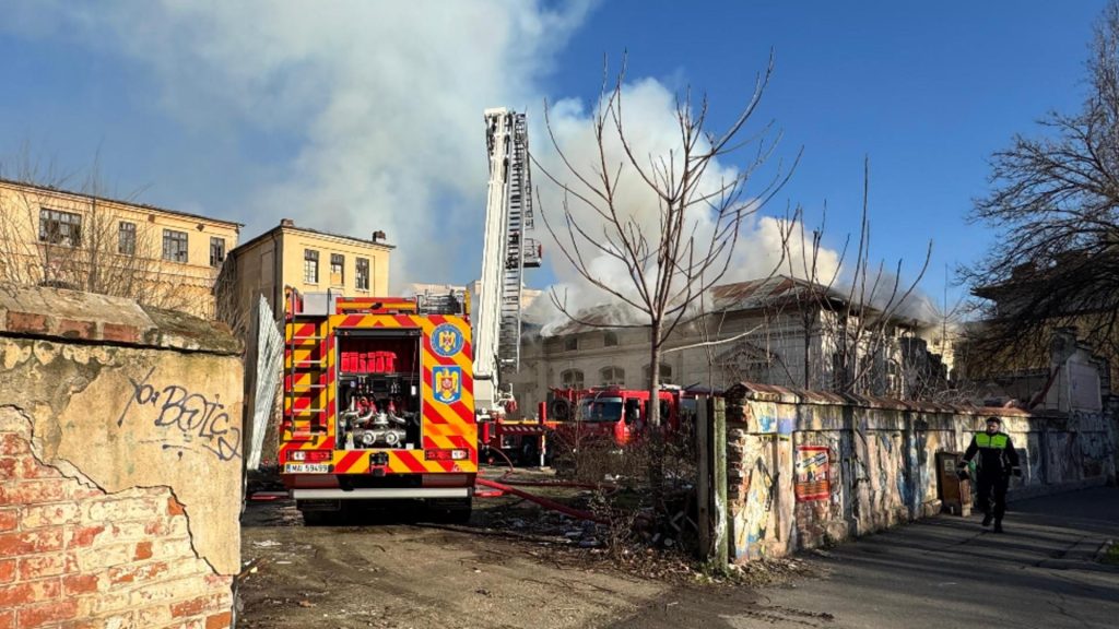 Incendiu major la Liceul Timpuri Noi Interventie cu 10 autospeciale