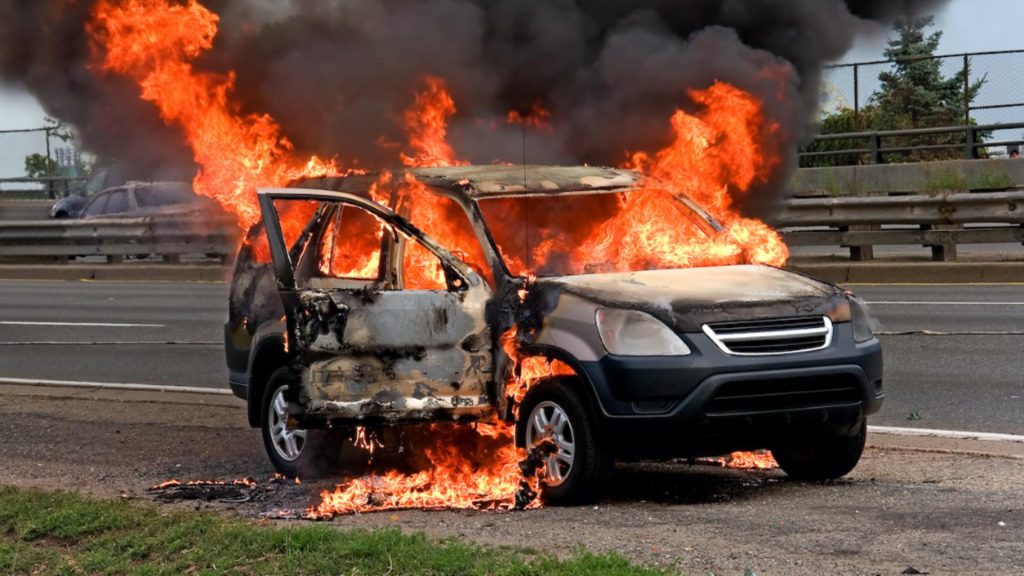 O femeie de 30 de ani suspect principal dupa incendierea unei masini in Sectorul 3