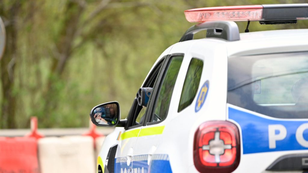 Prins cu 163 km h in oras a fugit de politie a provocat un accident si s a ascuns in cimitir Pedeapsa primita