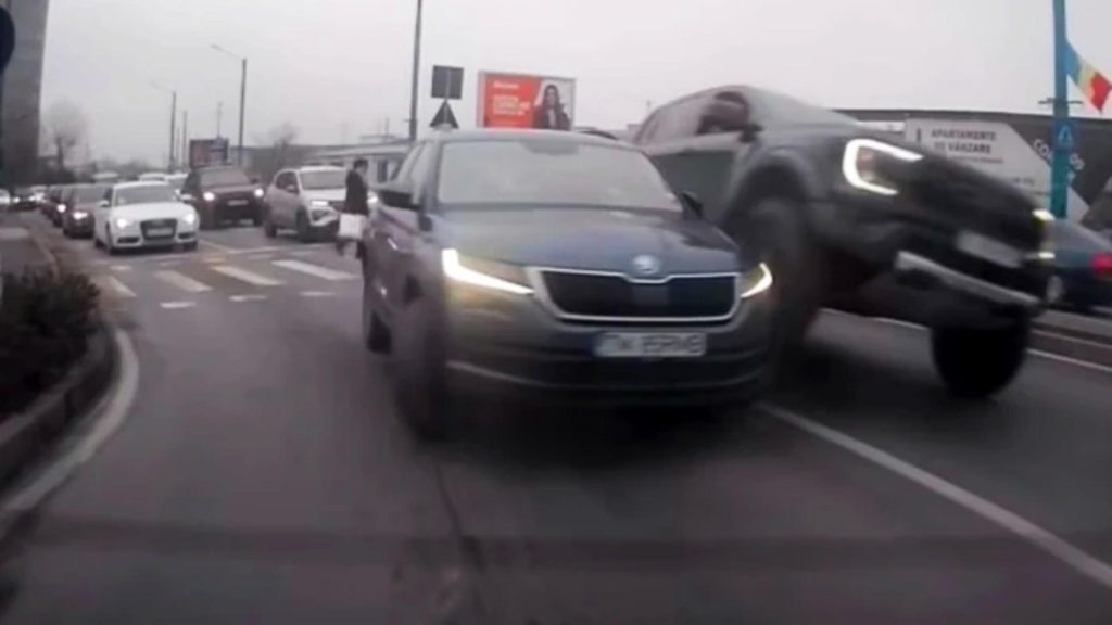 VIDEO Sicanare ca n filme in trafic la Timisoara Soferii s au certat si au ajuns la politie