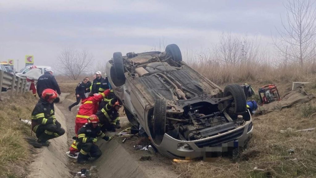 Accident grav in Alba masina cazuta de pe pod