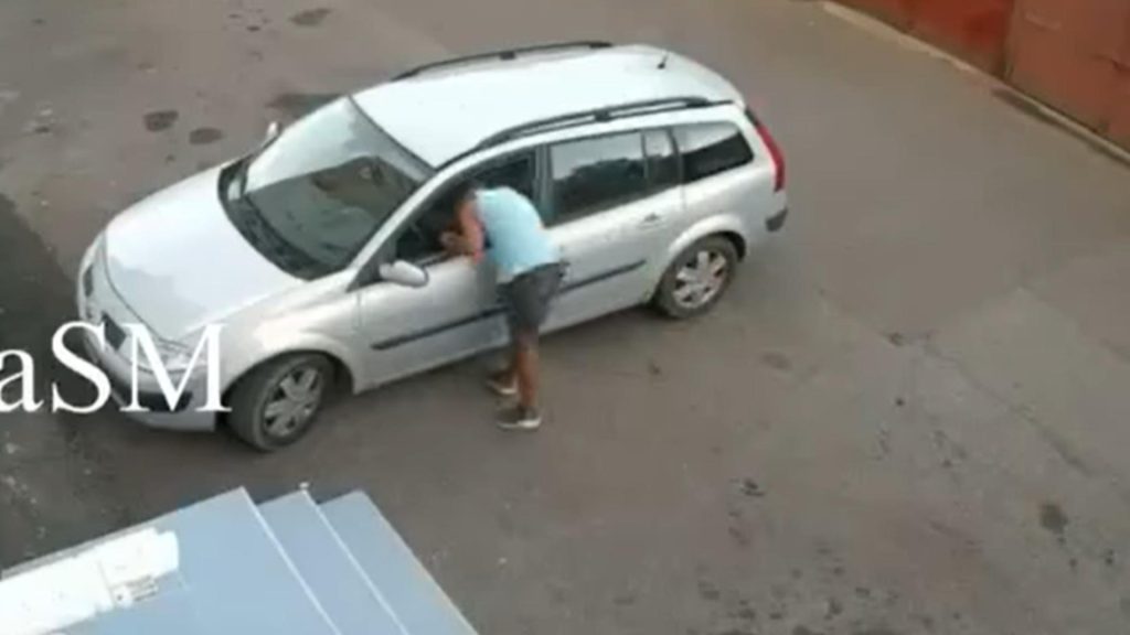 INCREDIBIL A furat masina unui livrator si a vandut o cu 600 de euro in cateva secunde VIDEO