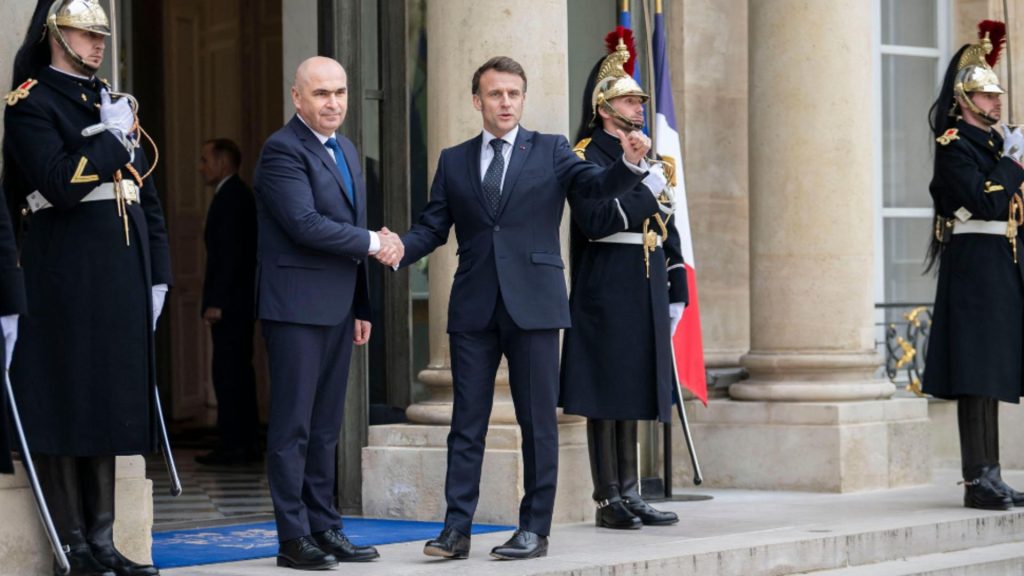 Ilie Bolojan a aterizat la Paris Presedintele interimar singur la summit Paris 20 ceilalti online