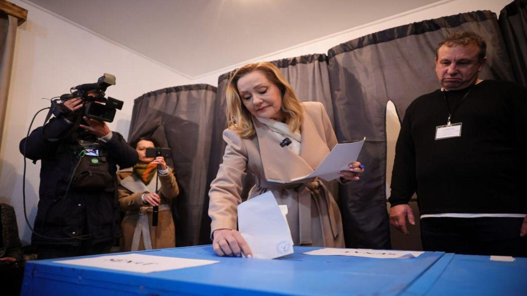Lasconi furioasa dupa ce Iohannis a refuzat sa demisioneze Il consider ilegitim mie rusine ca lam votat Nici Ceausescu nu a fost atat de urat precum Iohannis
