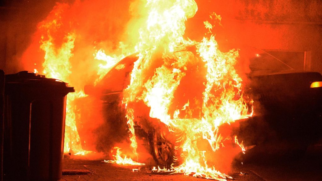 Masina de lux incendiata cu cocktailuri Molotov 8 persoane in pericol