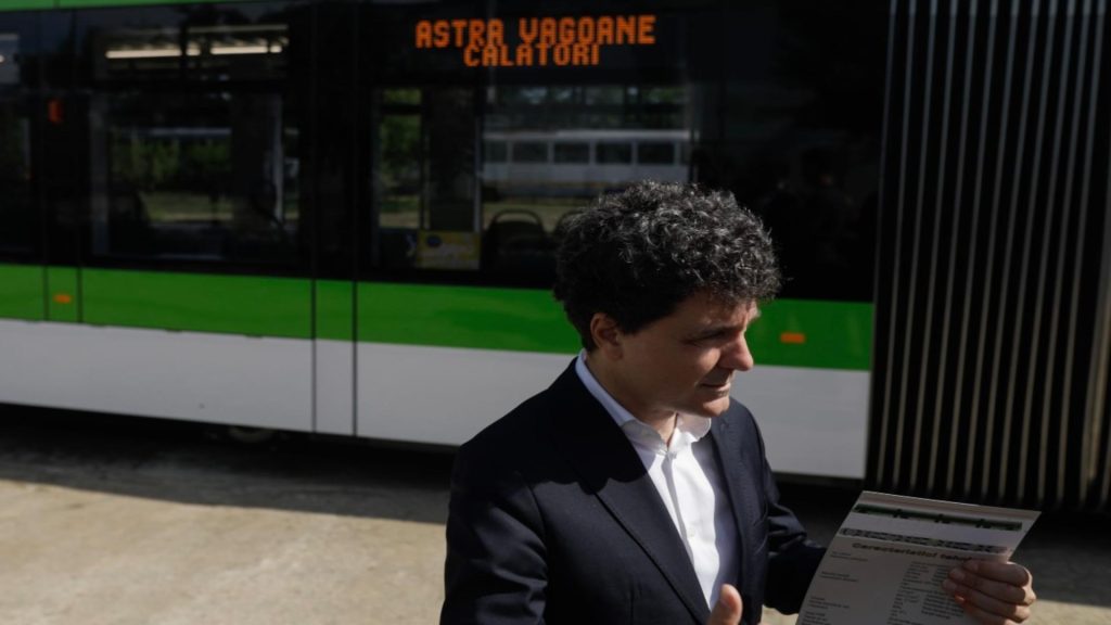 Riscul unui faliment iminent STB pune autobuzele gaj pentru datoriile la ANAF Dupa ce a tras pe linie moarta compania Nicusor Dan primarul cu zero realizari vizeaza Cotroceni