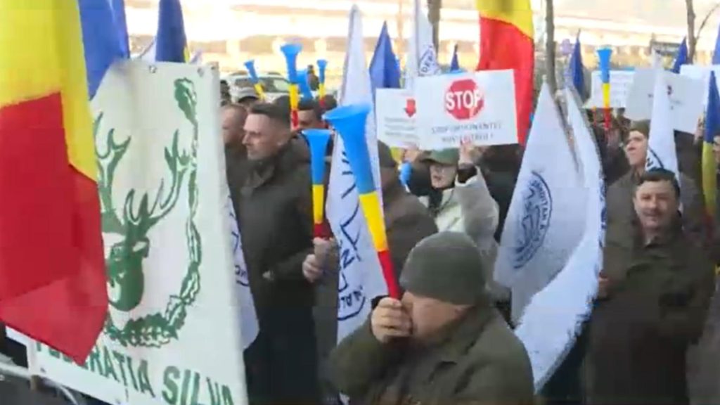 Silvicultorii protesteaza dupa taierea salariilor cu 25