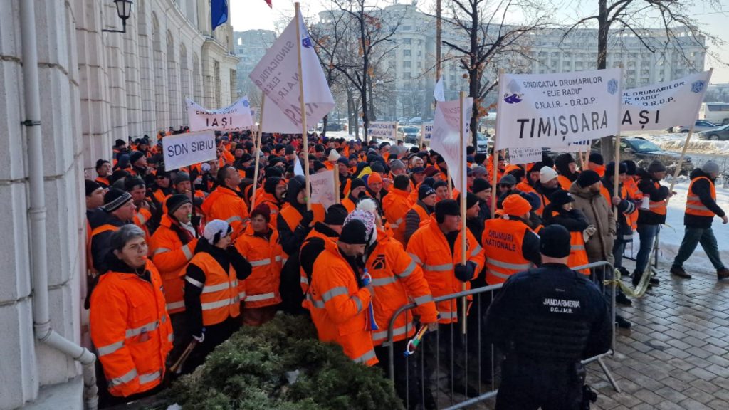 VIDEO Protest al angajatilor CNAIR in fata Ministerului Finantelor Suntem in pragul unui dezastru rutier si social