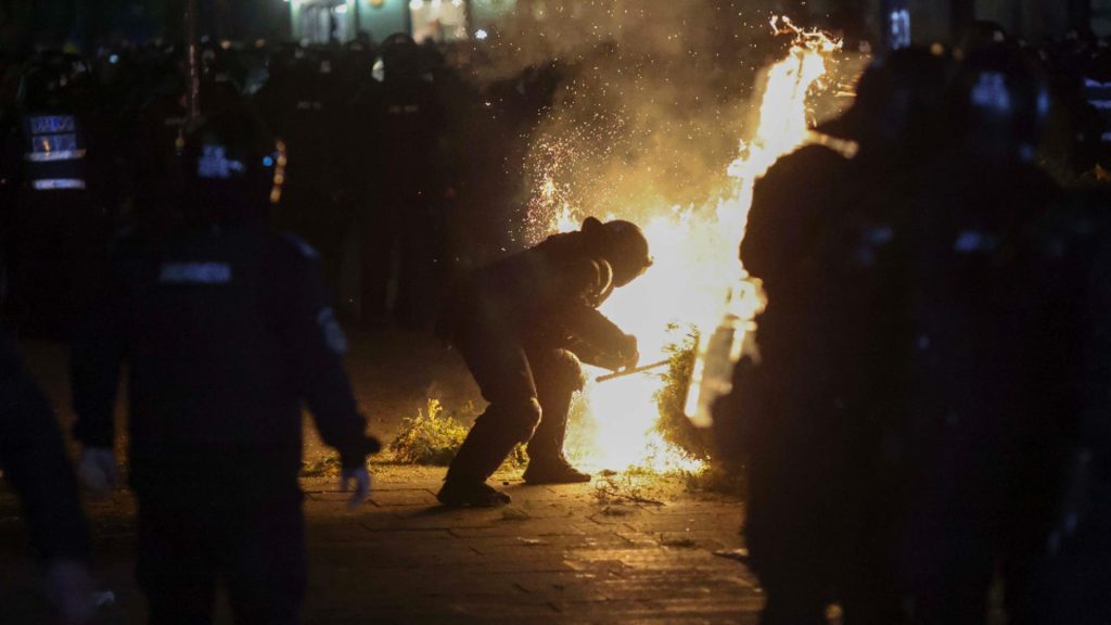 Opt protestatari arestati preventiv pentru violentele de la BEC