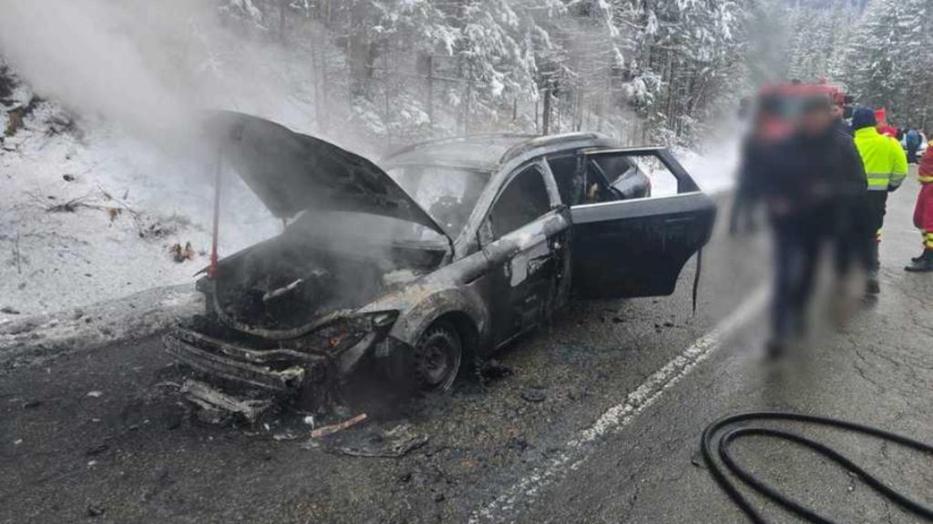 Panica in trafic O masina a luat foc in Sucevita