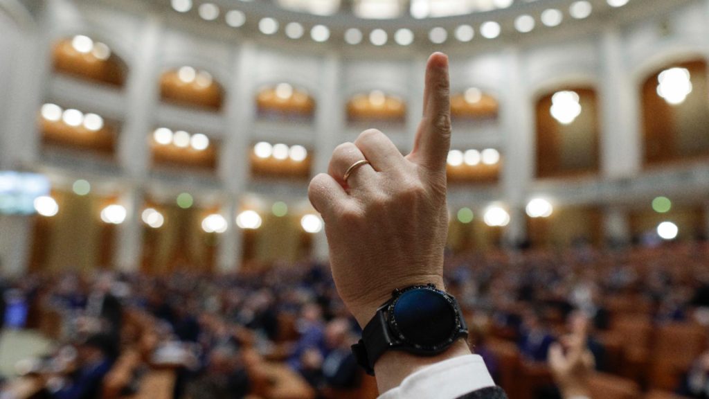 Sebastian Burduja a scapat Senatul a respins motiunea