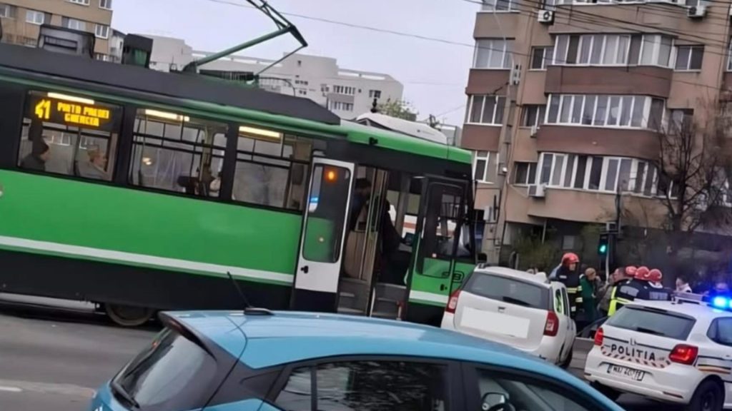 Accident grav in Capitala masina lovita de tramvai
