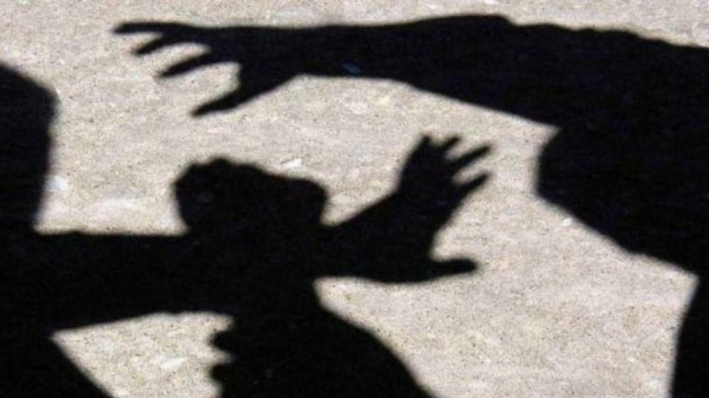 Profesoara agresata violent de o eleva in scoala