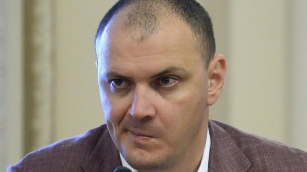 Rindurile se strang in jurul fugarului Ghita Apropiatii sai acuzati de Kovesi