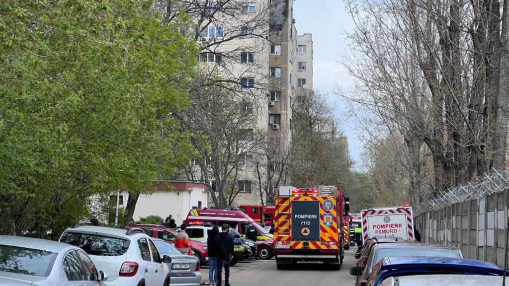 Trei raniti intr un incendiu la etajul 8 in Capitala