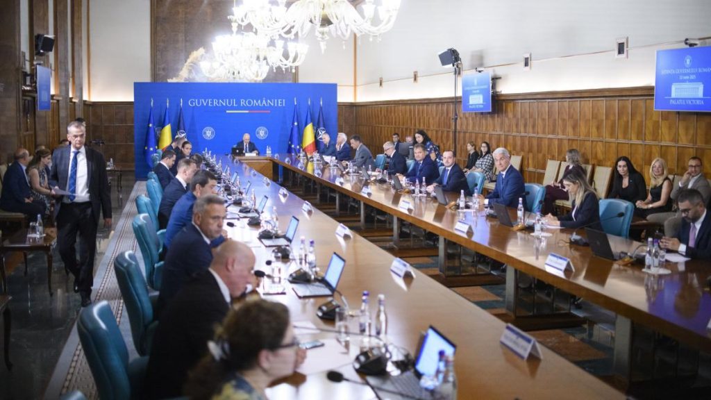 Guvernul pregateste interzicerea cumulului pensiei cu salariul