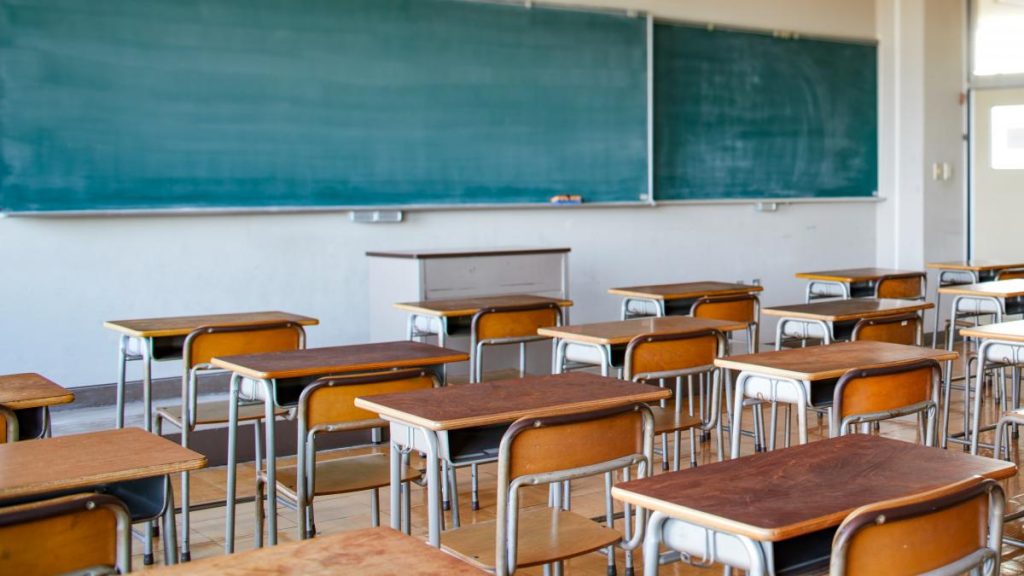 Revolta in educatie din cauza interzicerii pensie salariu
