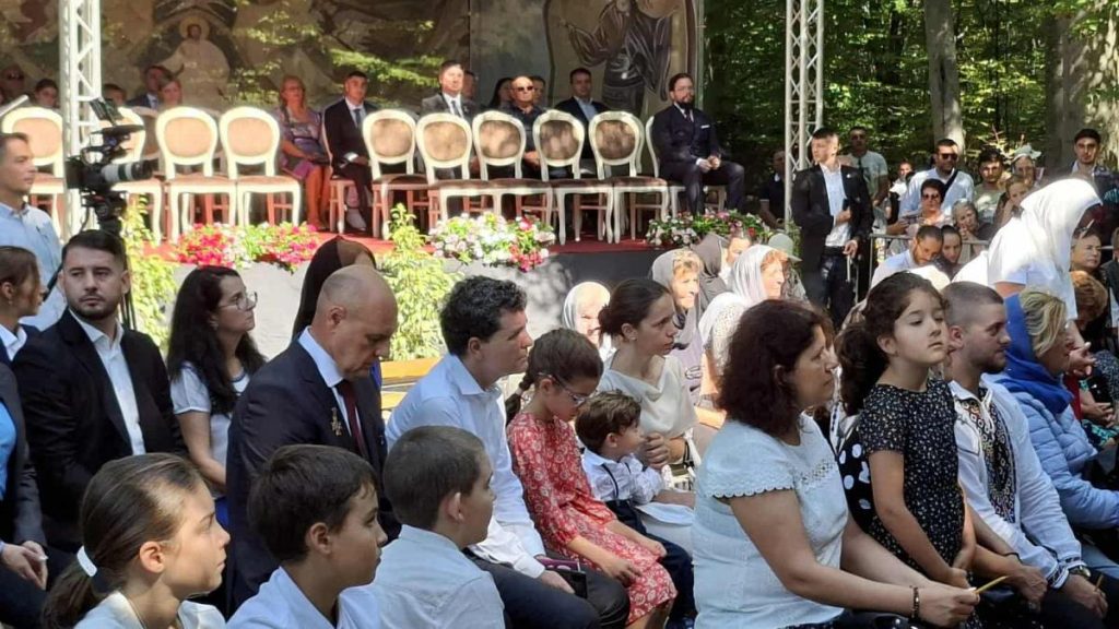 Unde se afla Nicusor Dan Imagini de la manastire