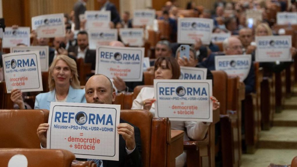 AUR a depus patru motii de cenzura Guvernului Bolojan