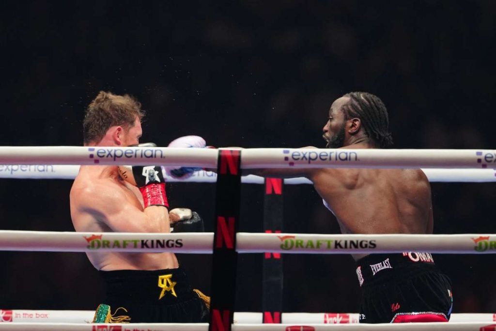 Crawford l a invins pe Alvarez si e campion mondial